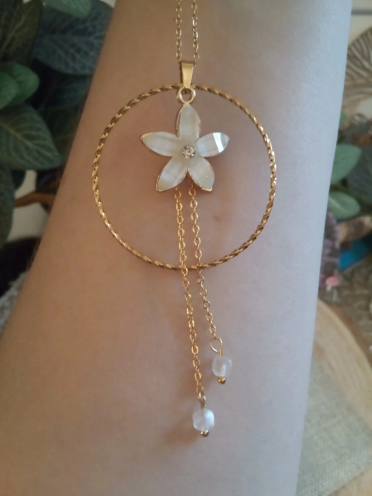 Collar dorado bohemio con flor blanca y piedras de luna naturales – photo 4